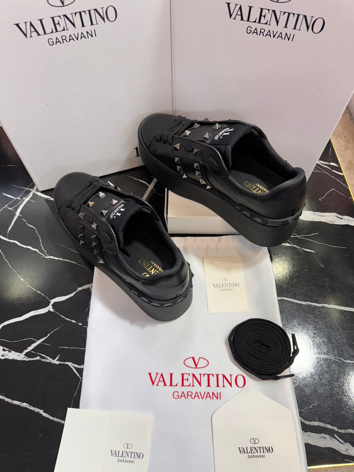 Valentino Tenis color negros