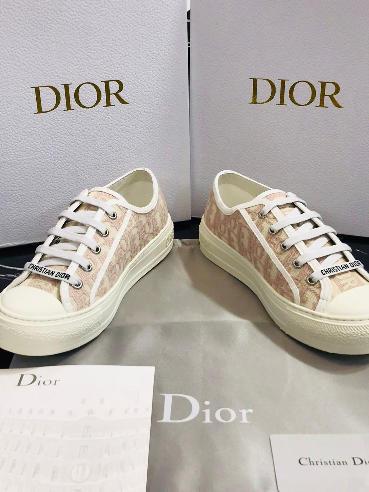 Dior tenis blancos con crema