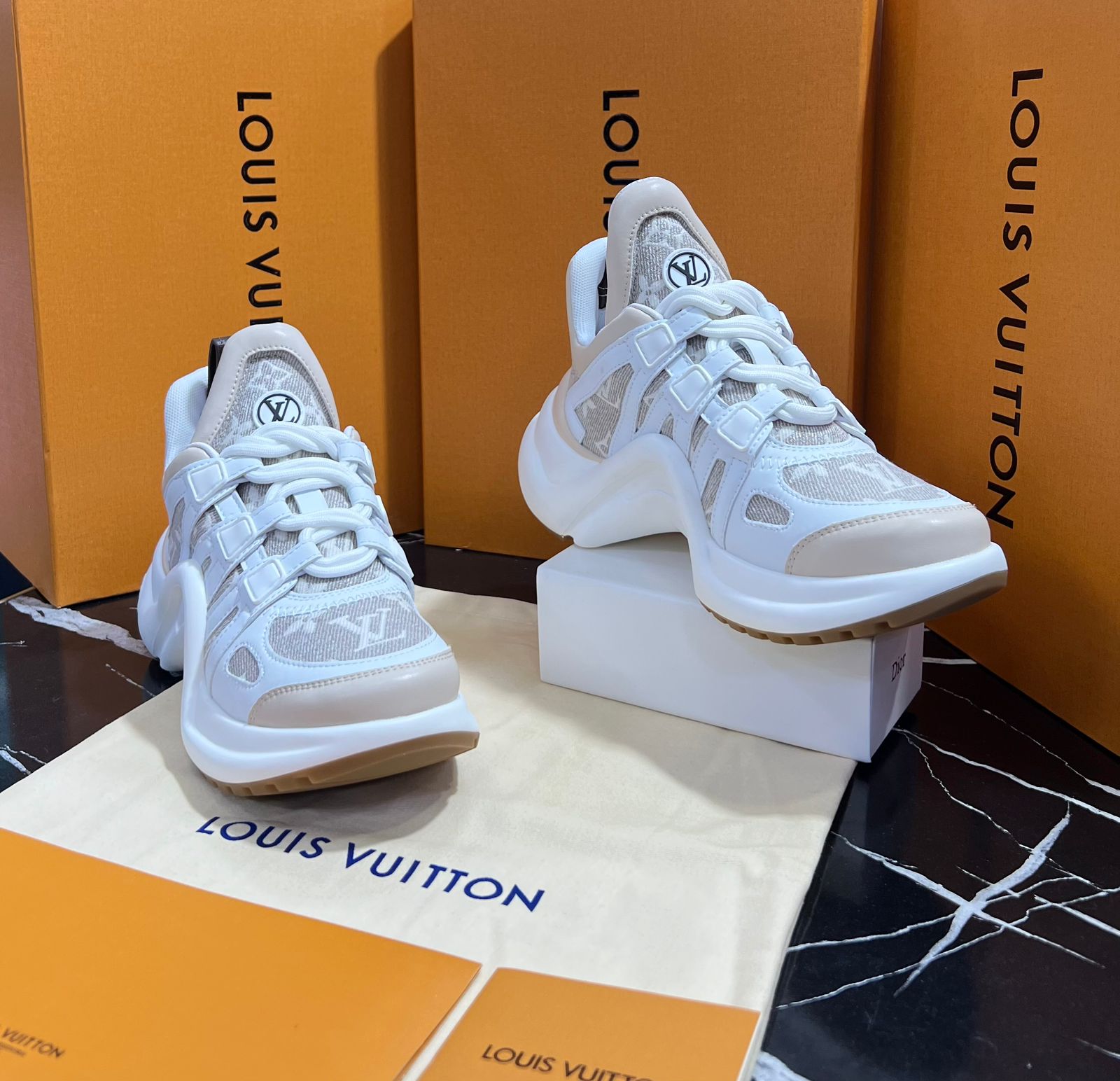 Louis Vuitton Tenis blancos