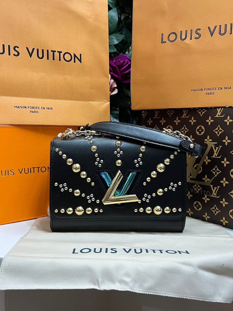 Louis Vuitton Negra con Cuentas Doradas Piel