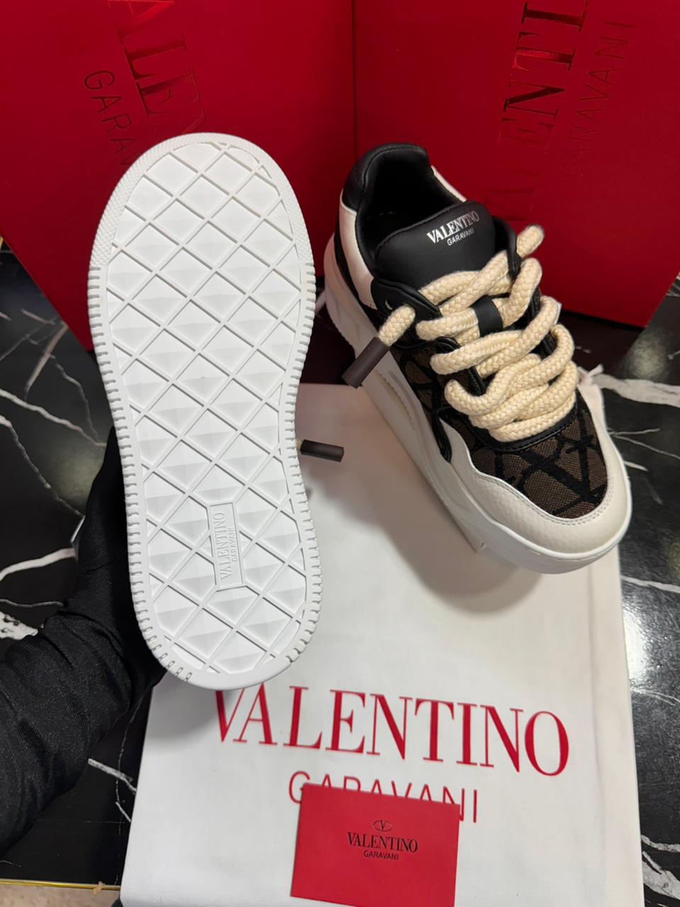 Valentino zapatos blancos con negros y café