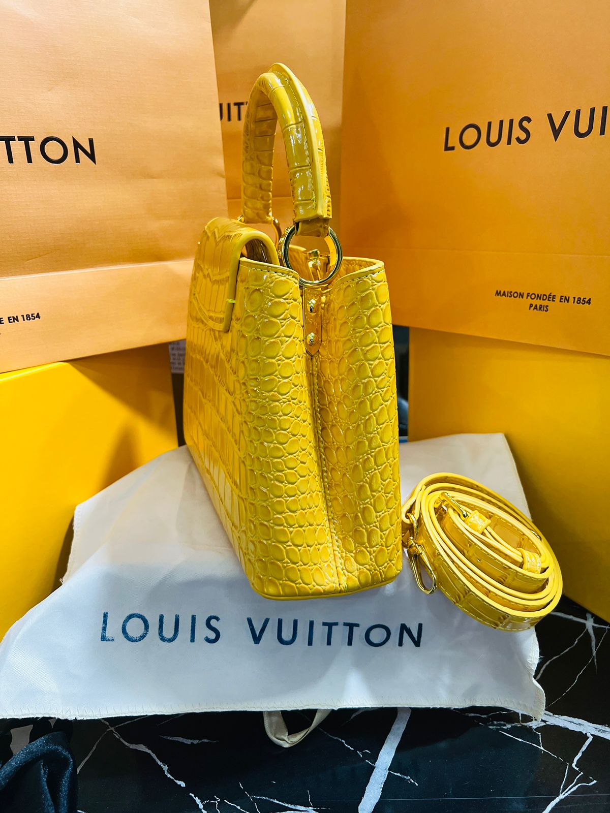 Louis Vuitton Capucine Edición Especial Amarillo Piel