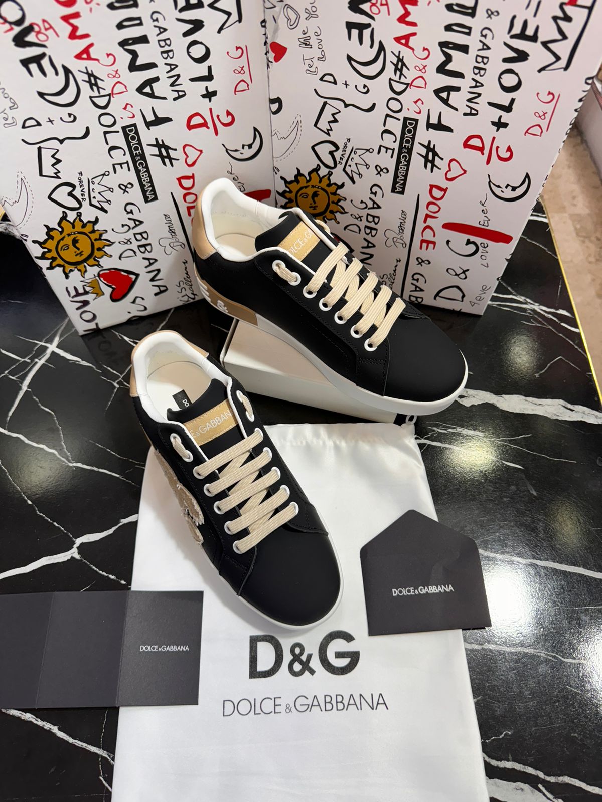 Dolce Gabbana negro con dorado