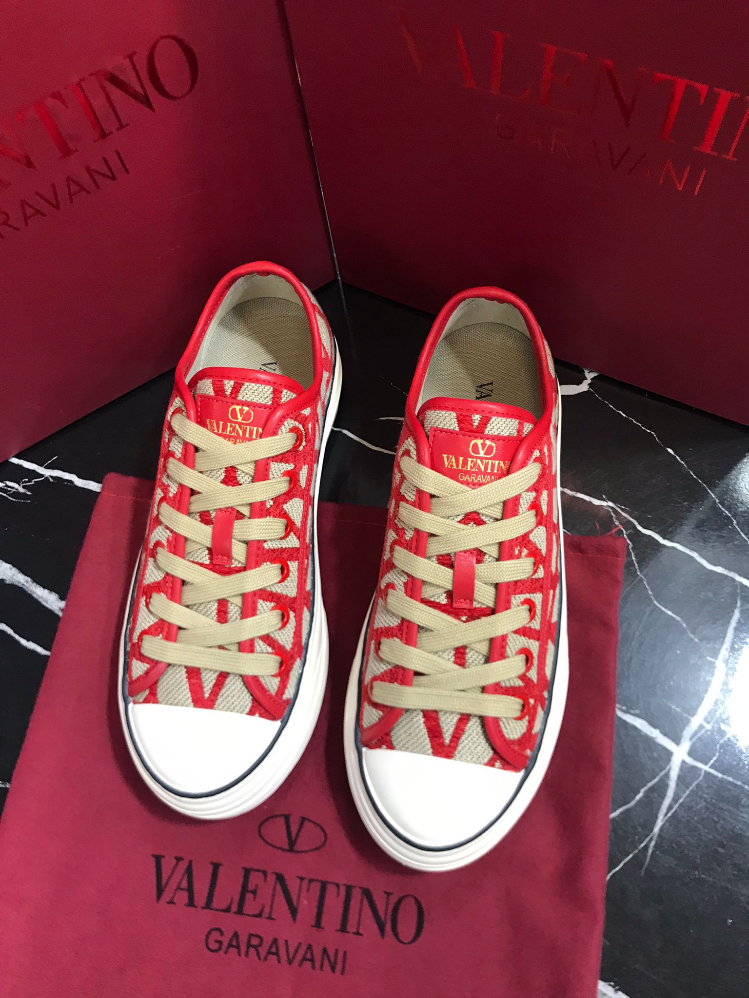 valentino tenis rojos