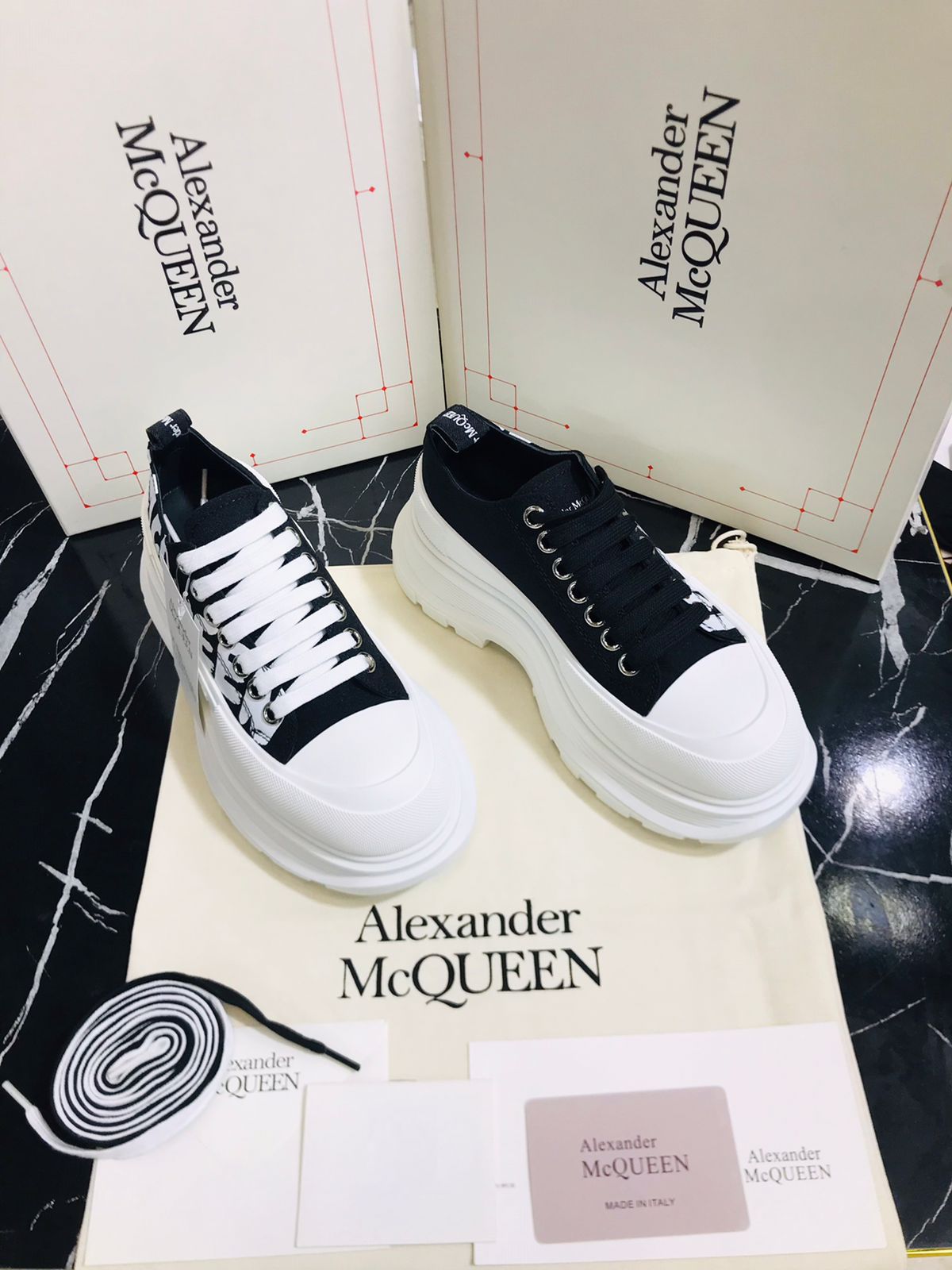 Alexander Macqueen tenis blacos con negro