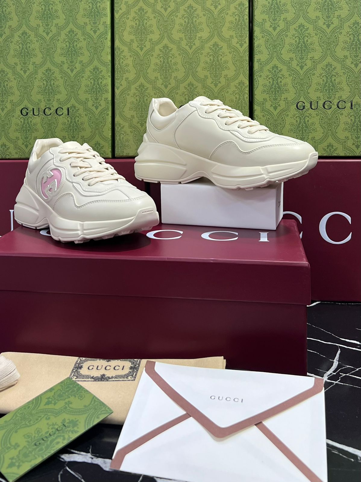 Gucci Tenis color blancos con rosa