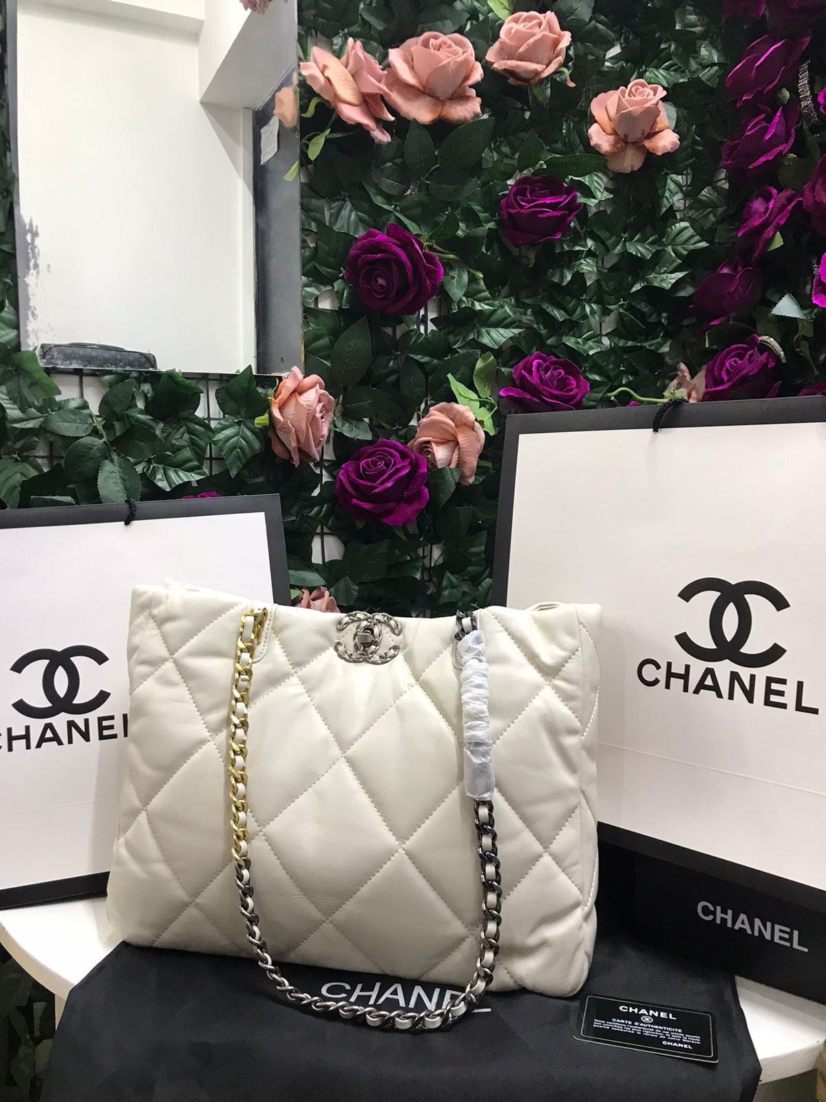 Chanel Blanco Cadena Plateado con Dorada Piel