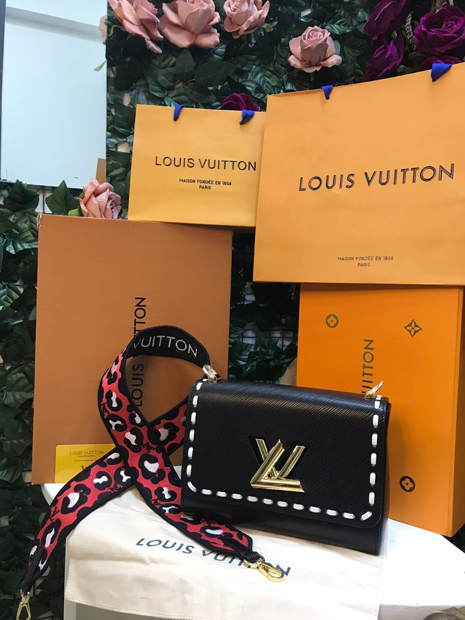 Louis Vuitton Negra con Bordados Plateados Pie