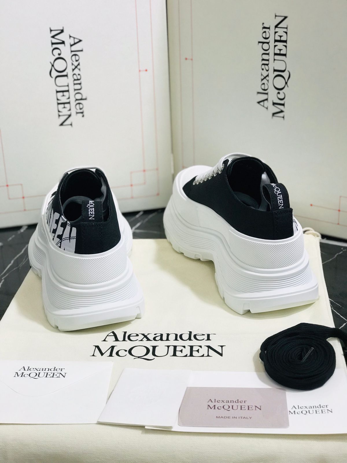 Alexander Macqueen tenis blacos con negro