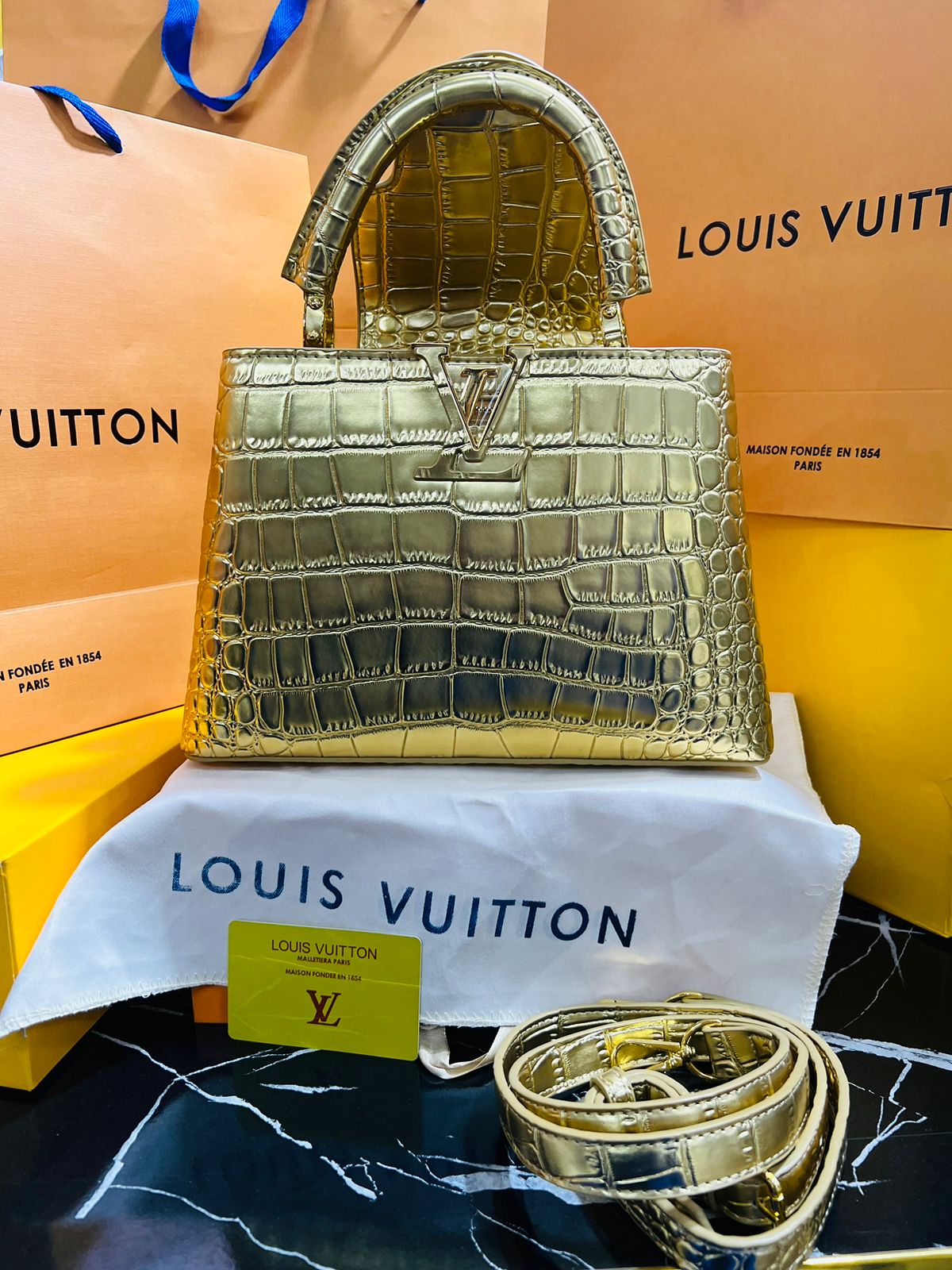 Louis Vuitton Capucine Edición Especial Dorada Piel