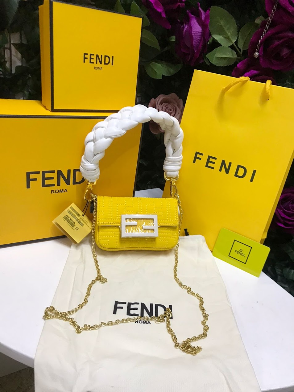 Fendi Amarilla Cuero Pequeña