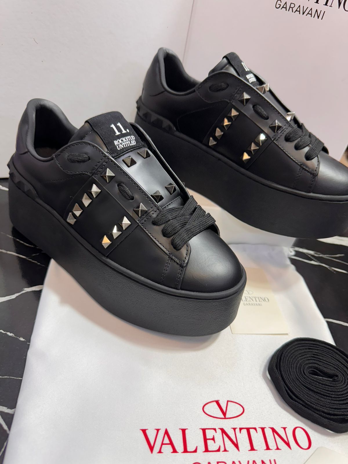 Valentino Tenis color negros