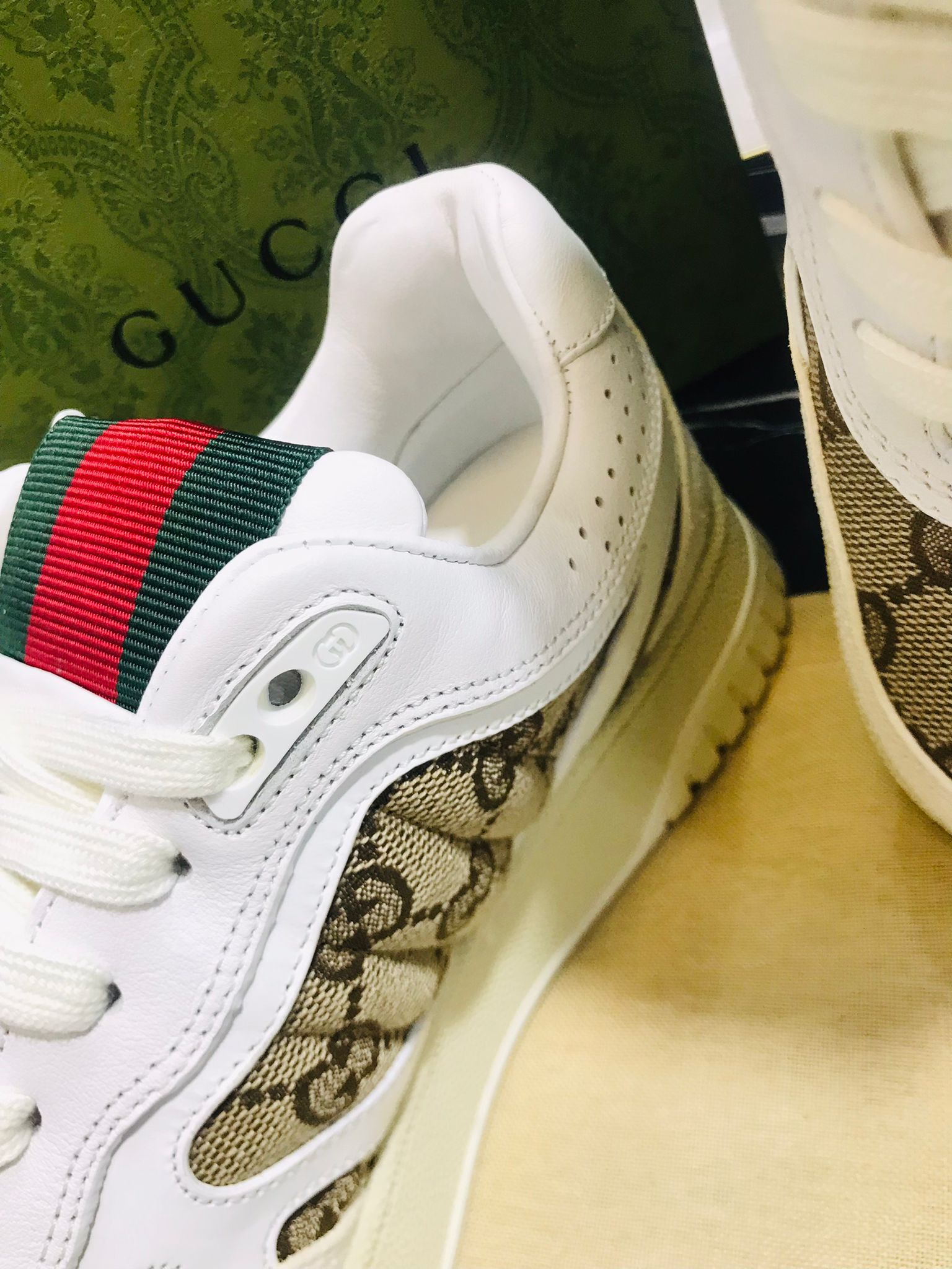 Gucci Tenis color blancos