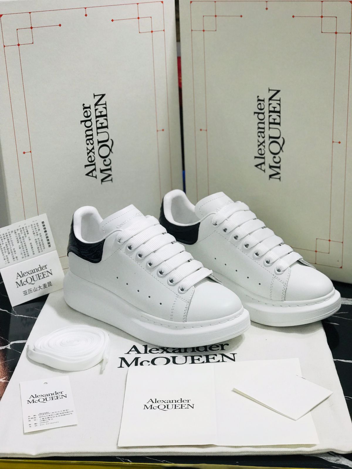 Tenis Alexander Mc Queen blancos con talon negro