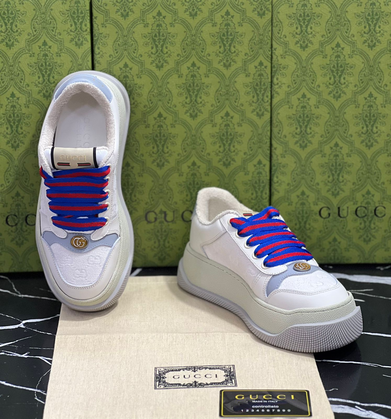 Gucci Tenis Blancos Agujetas Azul con Rojo