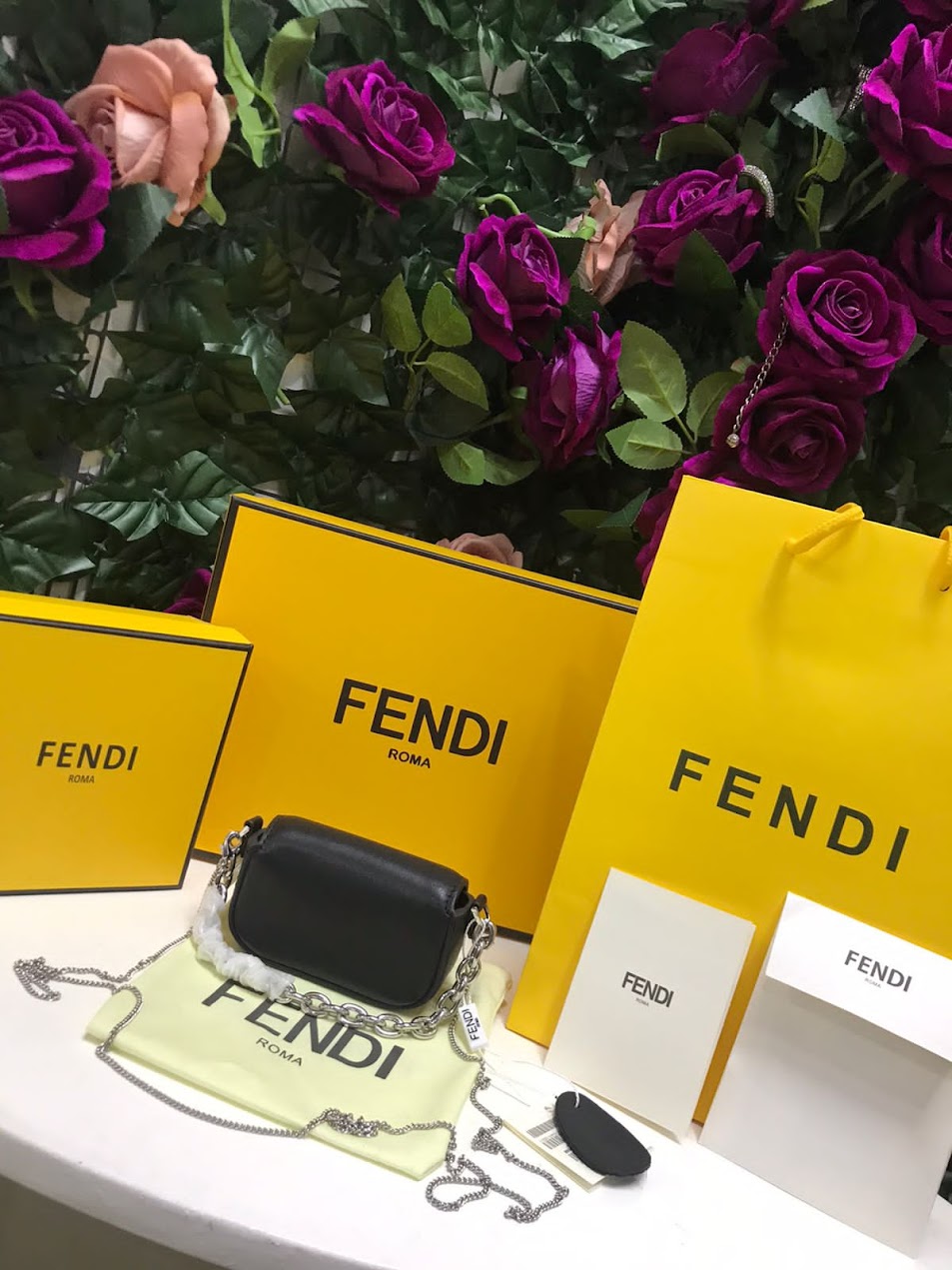 Fendi Negra con Cadena Piel