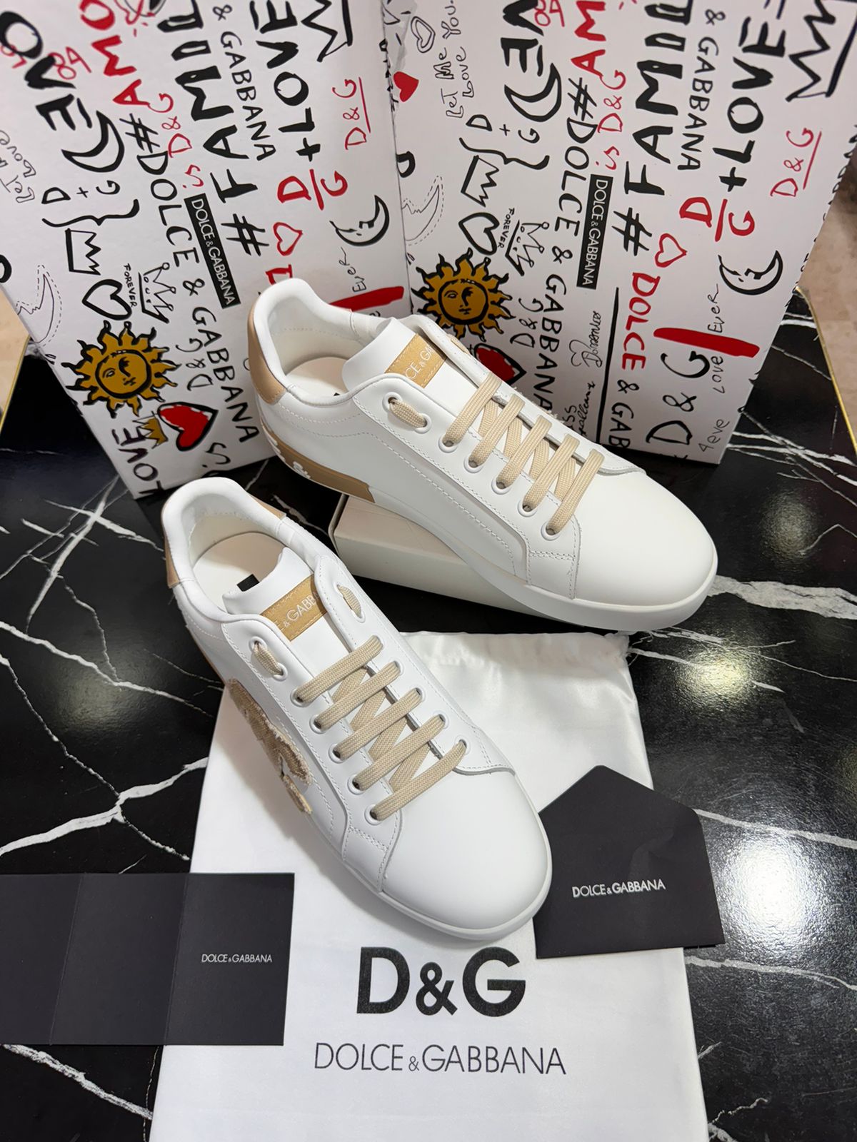 Dolce Gabbana zapatos blancos con dorado