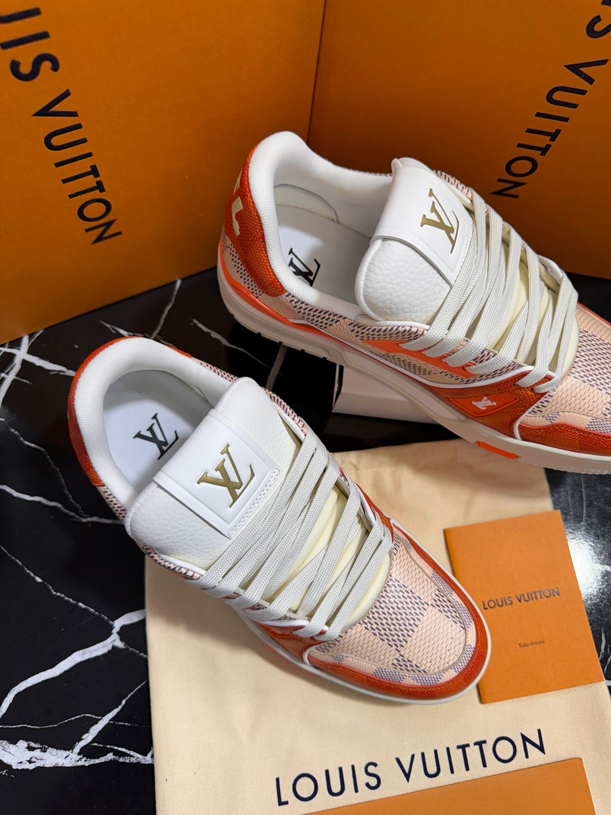 Louis Vuitton tenis blanco con naranja Caballero