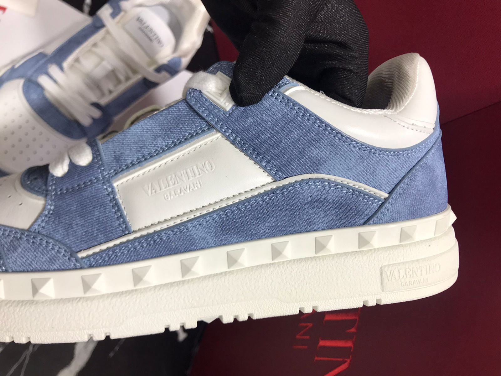 Valentino tenis color blancos con azul Caballero