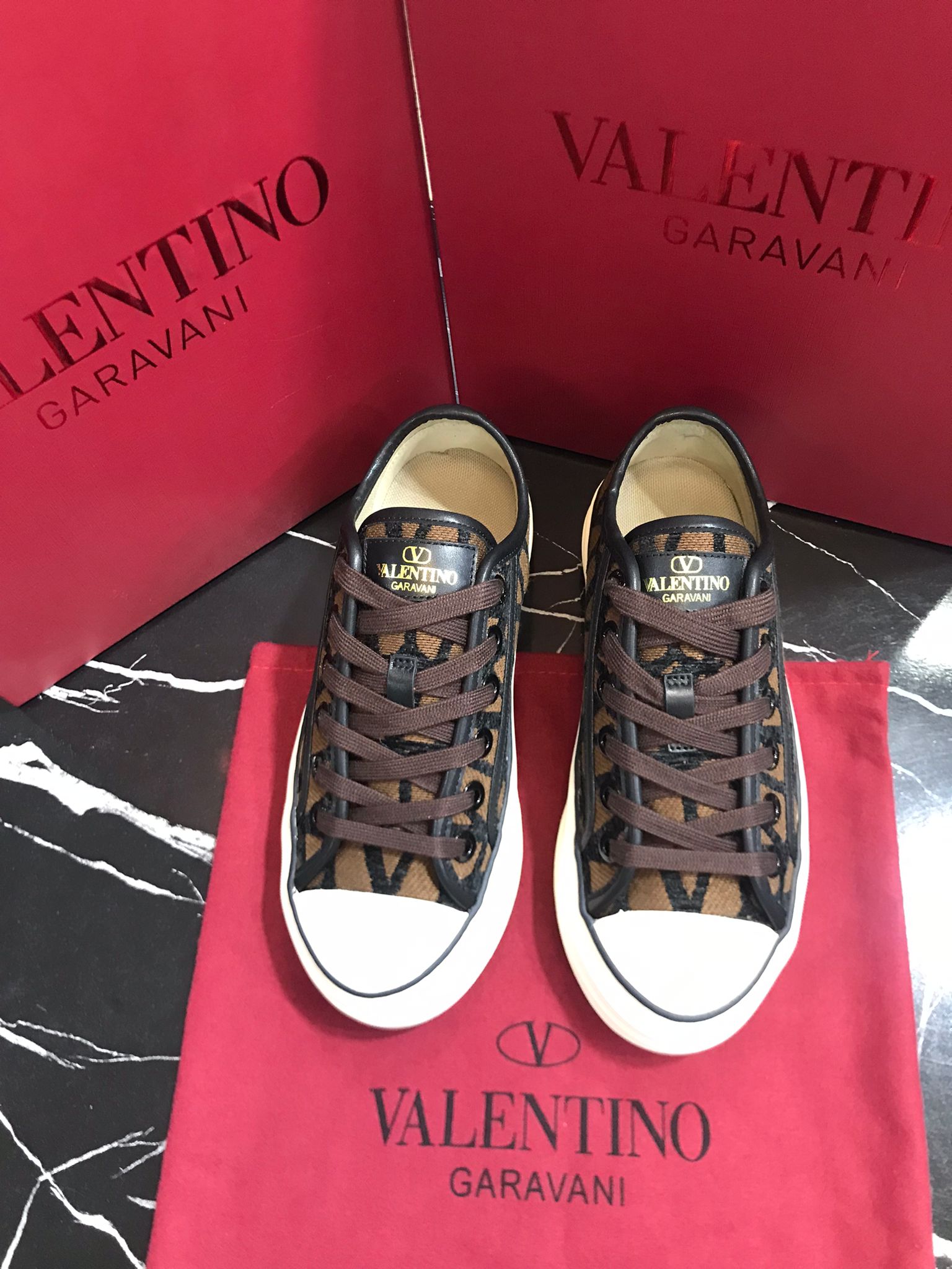 Valentino Tenis color café obscuros