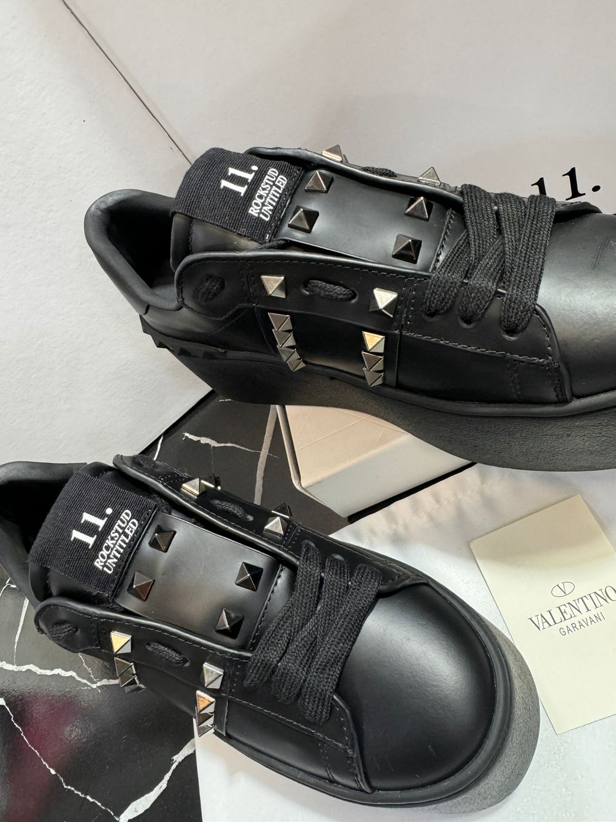 Valentino Tenis color negros