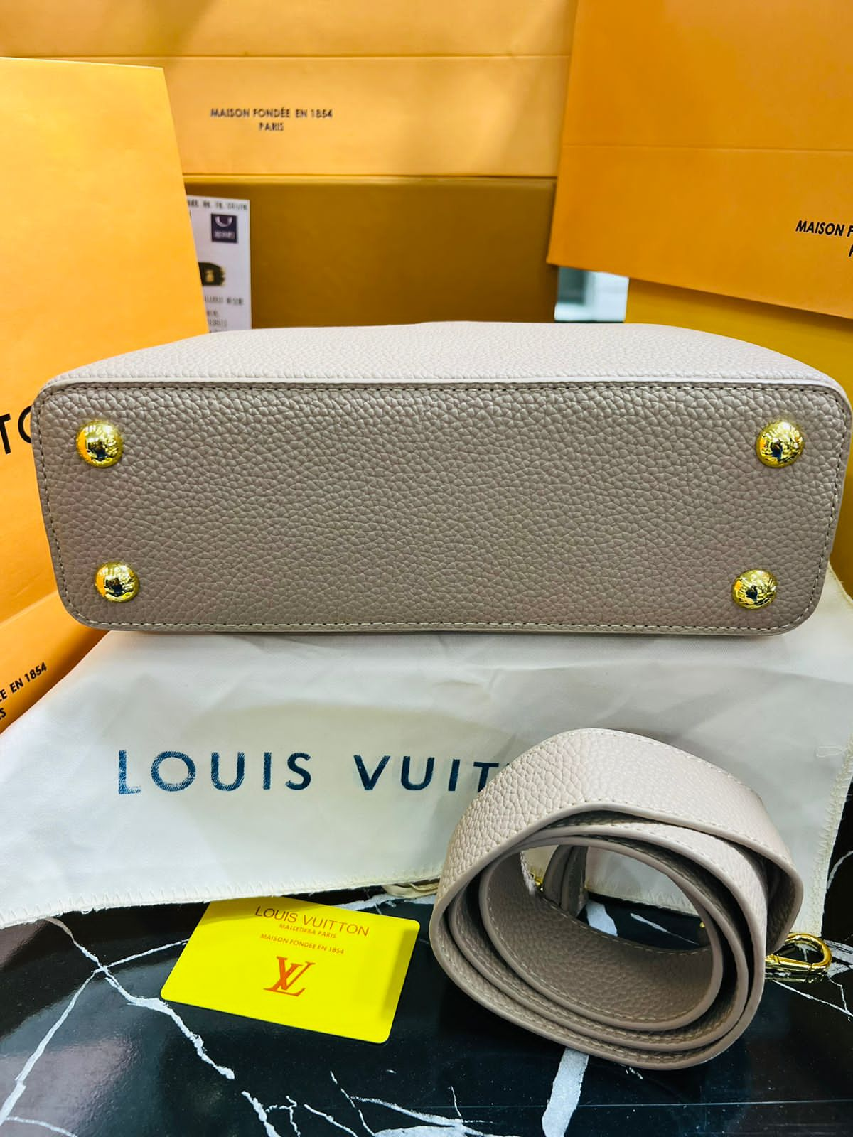 Louis Vuitton Capucine Beige Piel