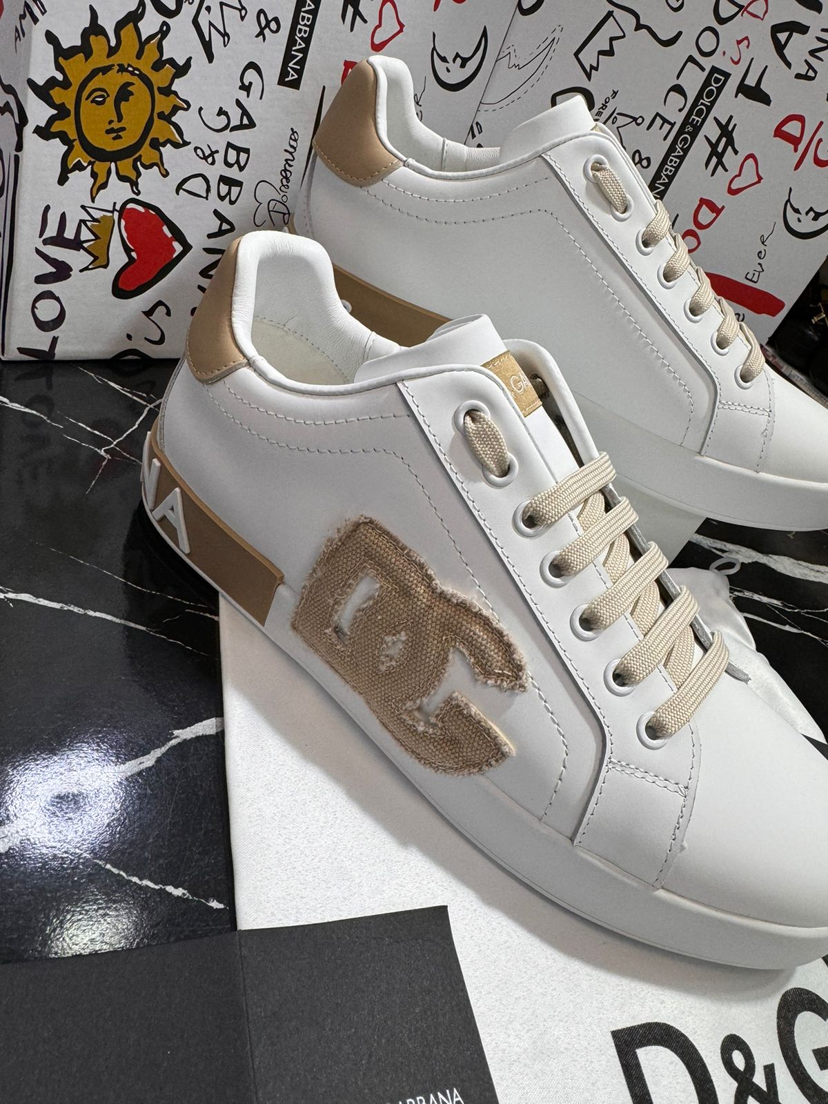 Dolce Gabbana zapatos blancos con dorado