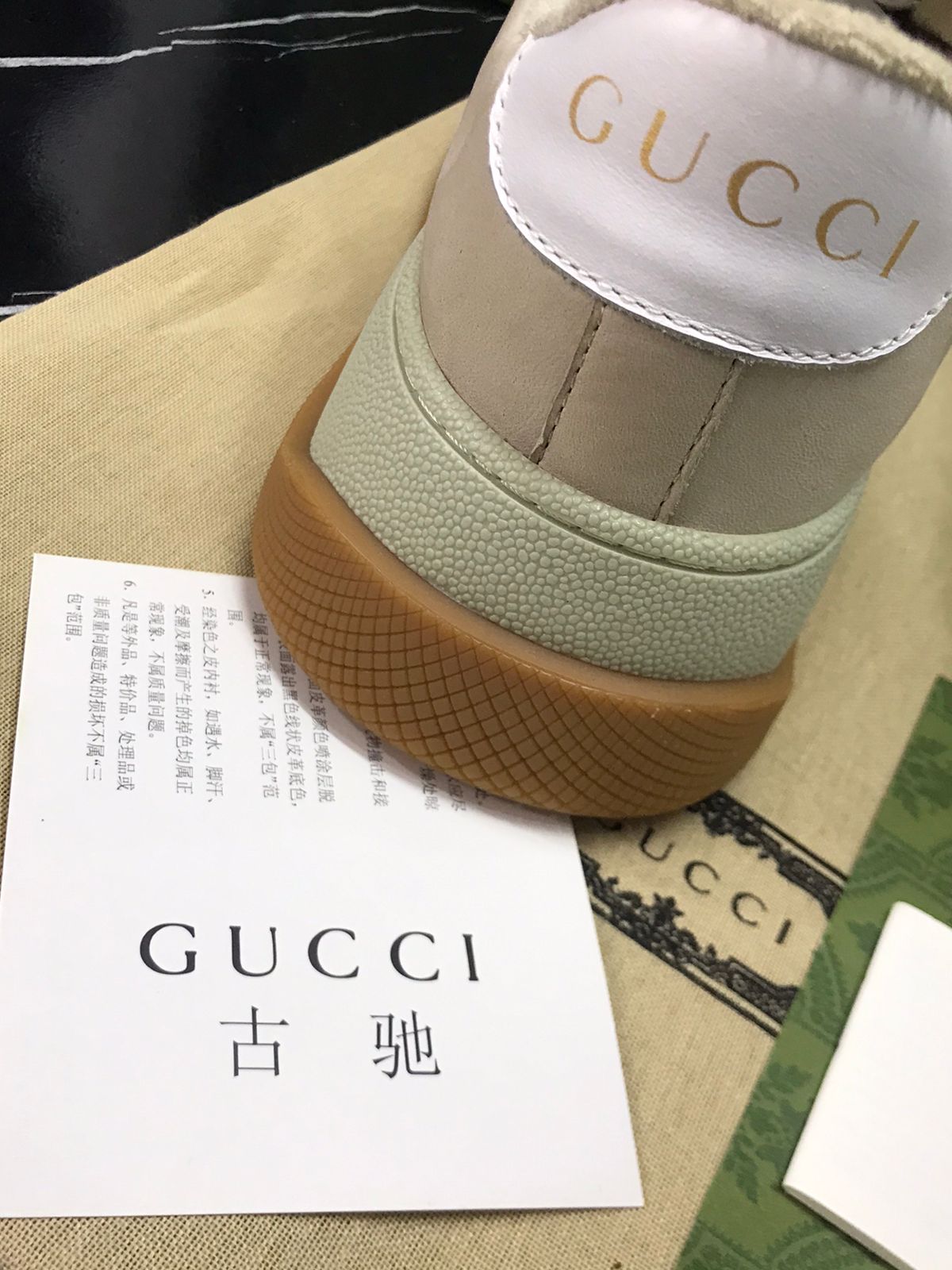 Gucci tenis café estilo casual