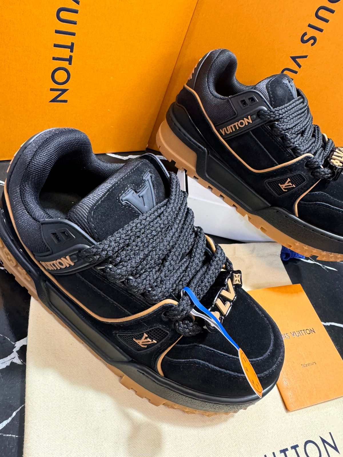 Louis Vuitton tenis negros con café