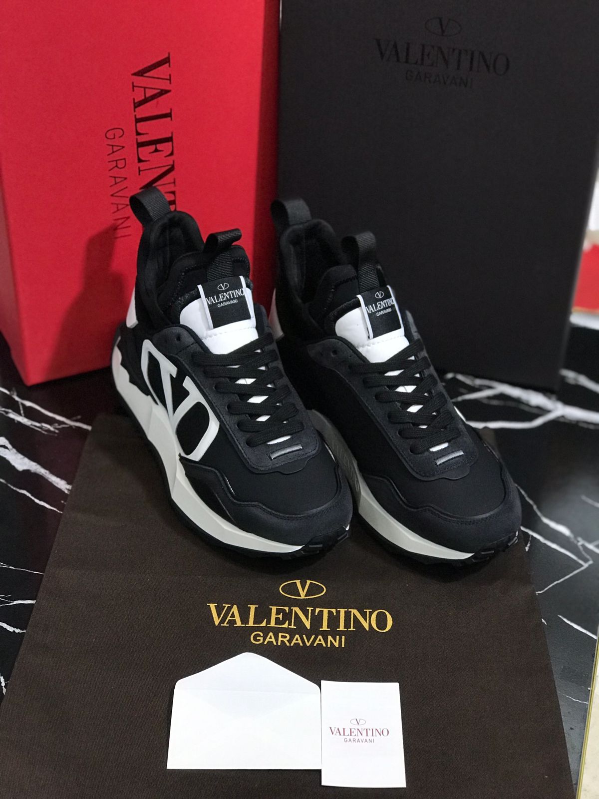 Valentino tenis negro con blanco Caballero