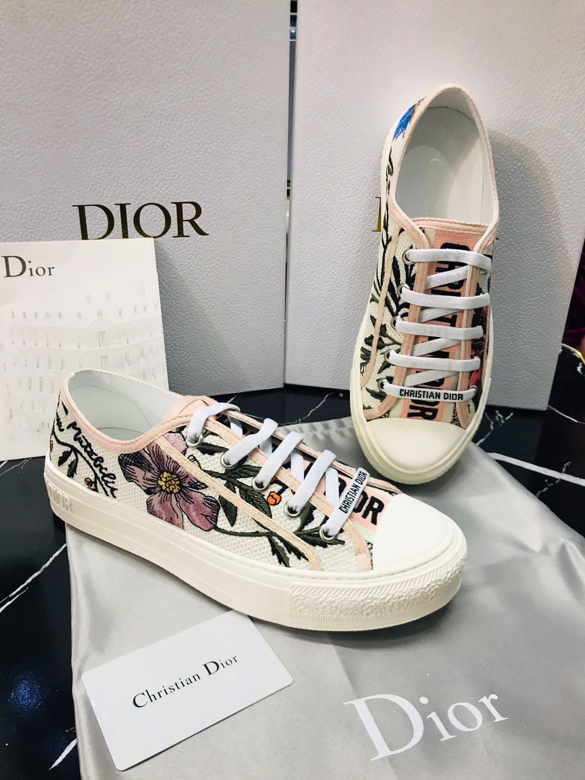 Christian Dior Tenis con texturas de flores