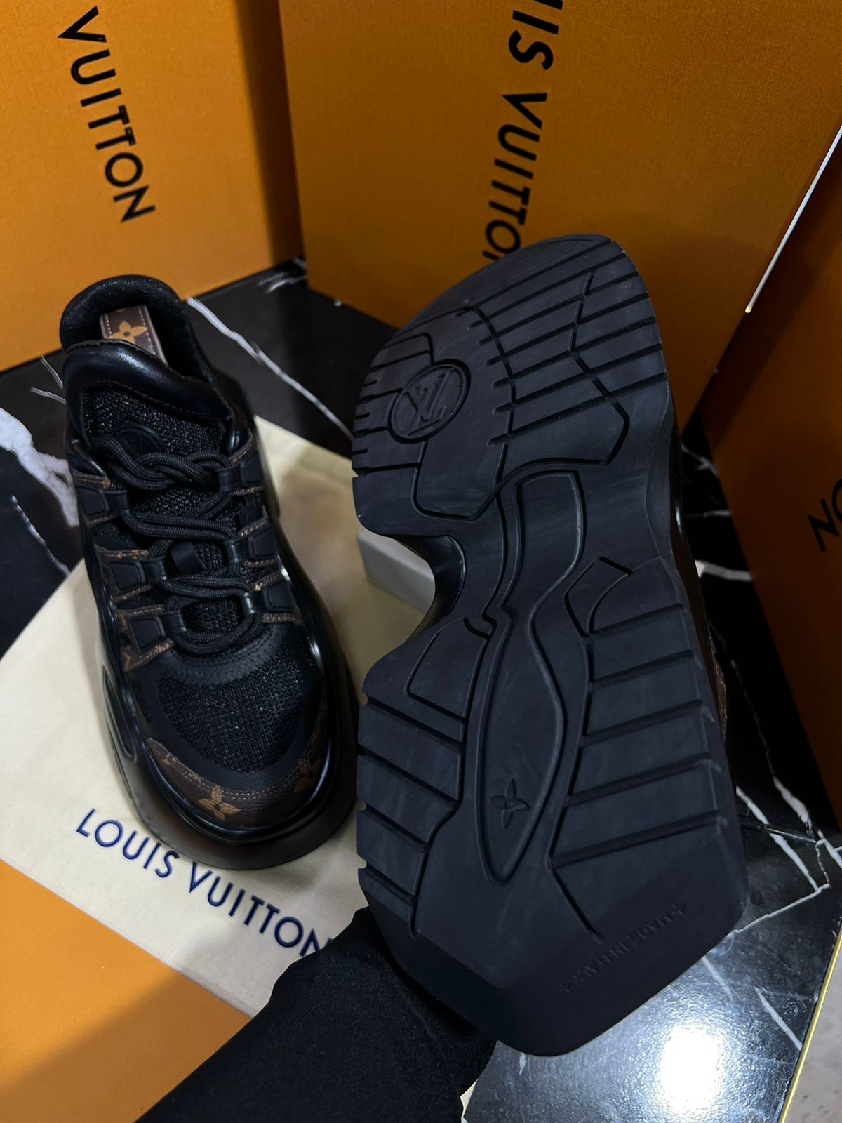 Louis Vuitton Tenis Negros