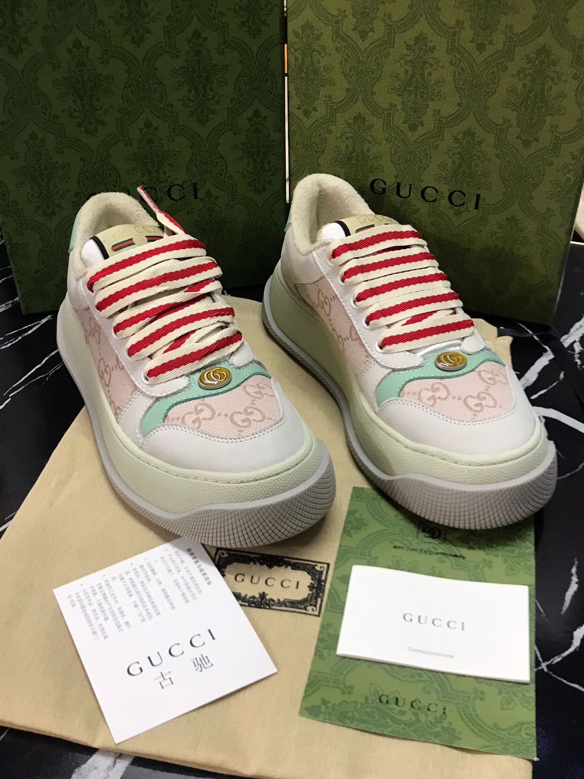 Gucci Tenis blanco con rosa