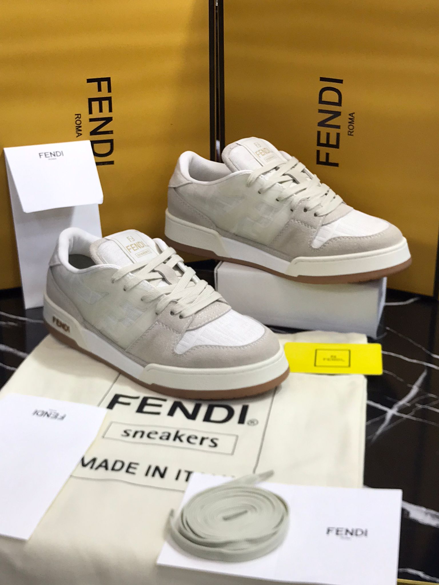 Fendi tenis blanco con cafe