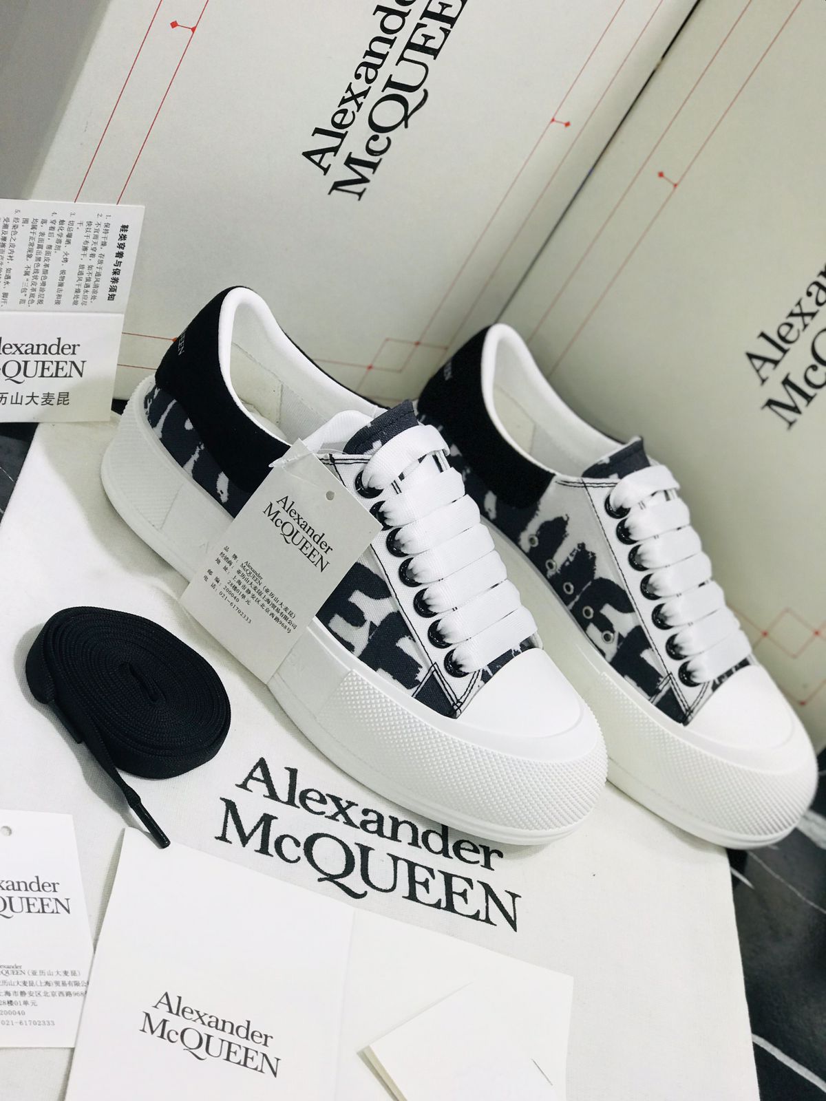 Tenis Alexander Mc Queen blacos con lineas negras