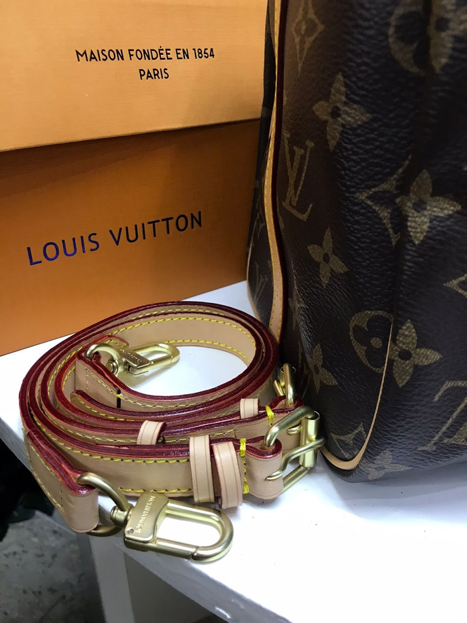 Louis Vuitton Cafe Bordados en Costado Piel