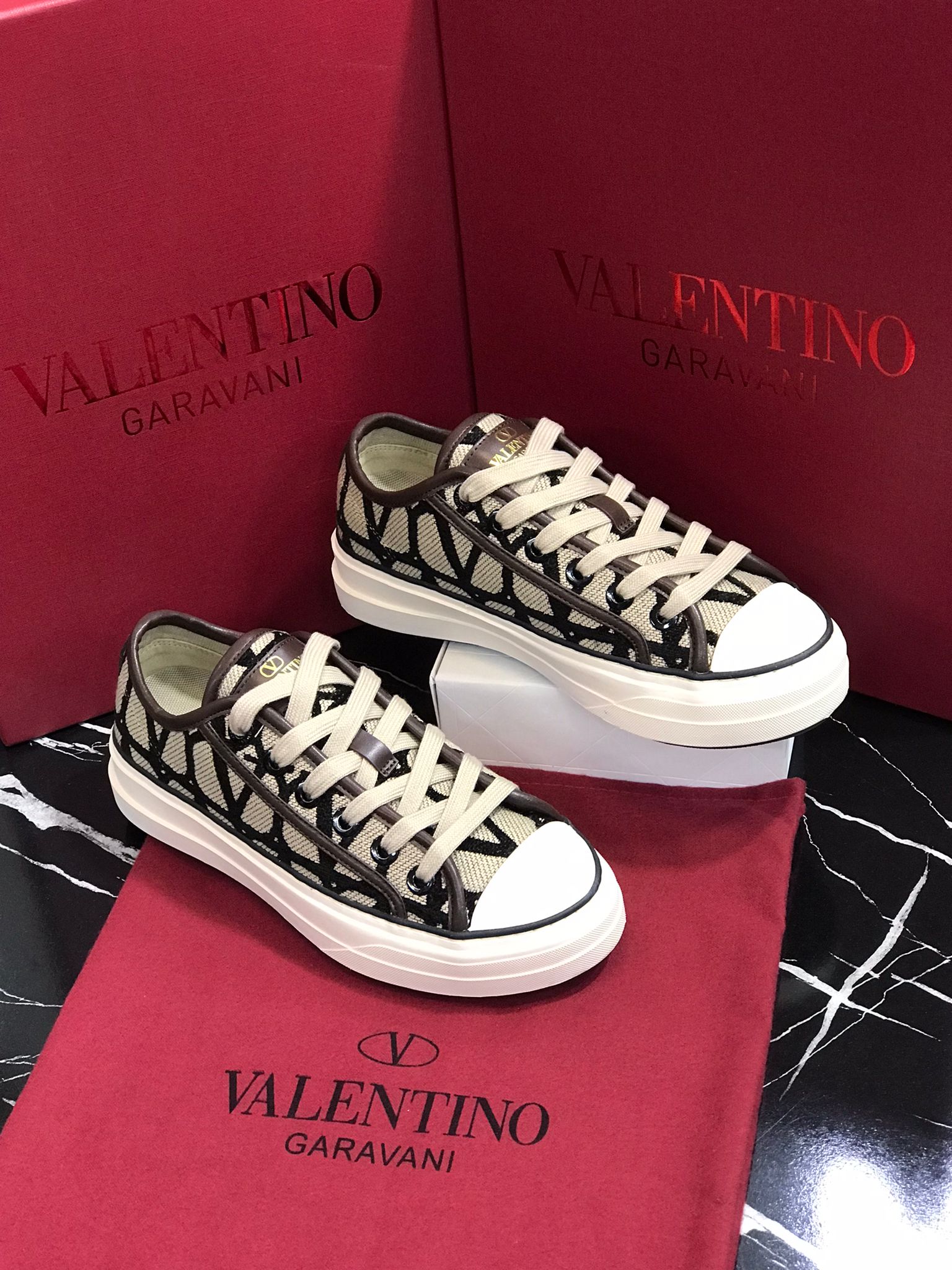 Valentino Tenis color café