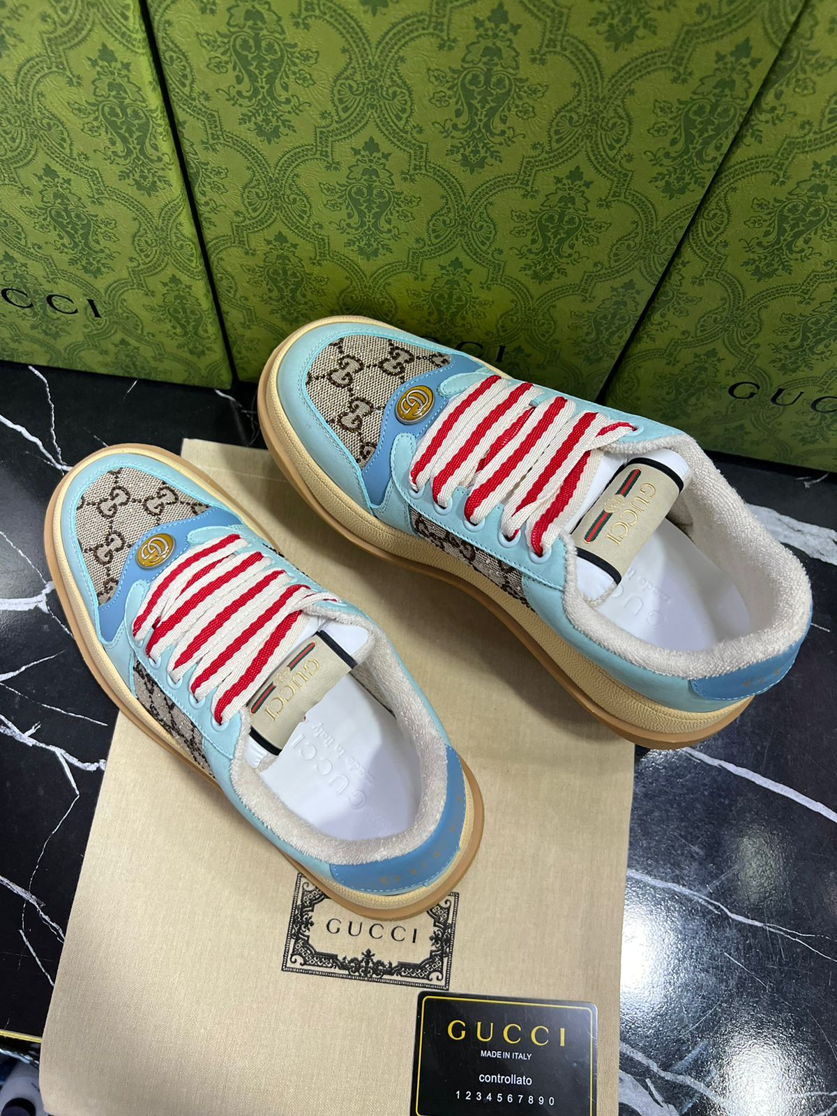 Gucci Tenis Azul con Rojo.