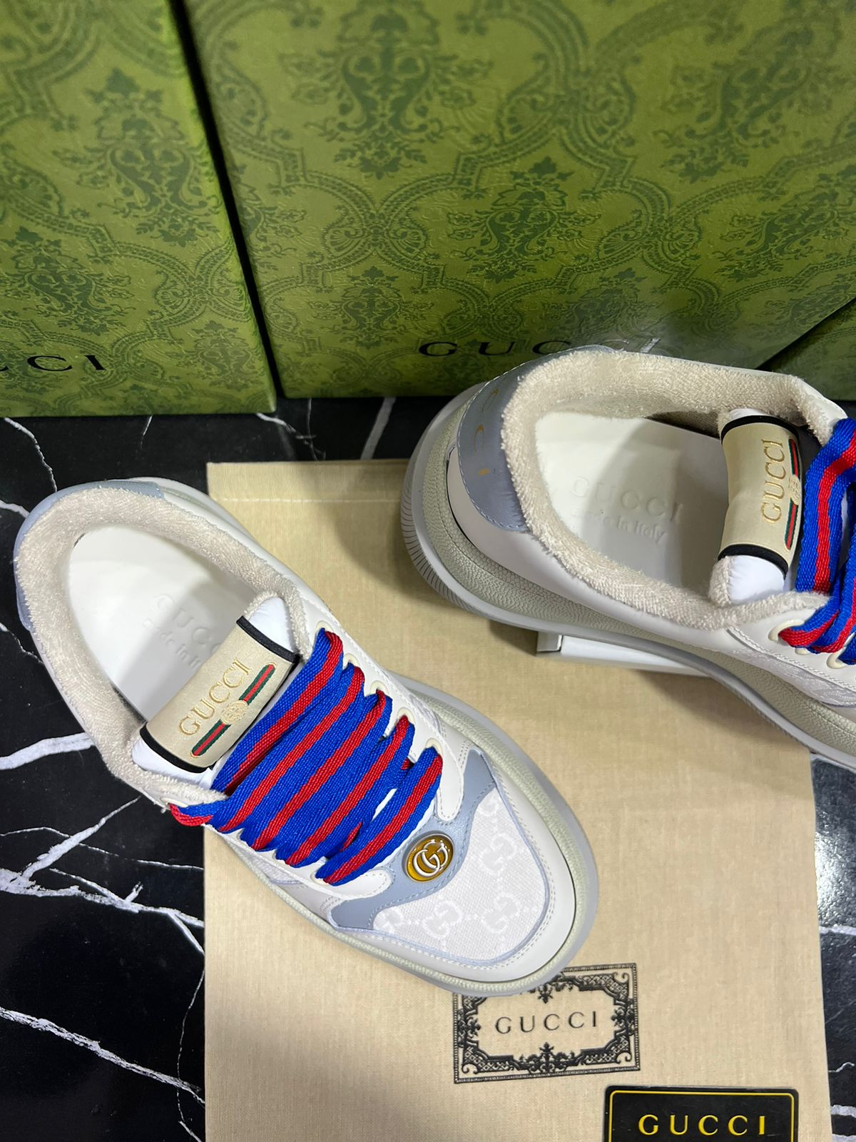 Gucci Tenis Blancos Agujetas Azul con Rojo