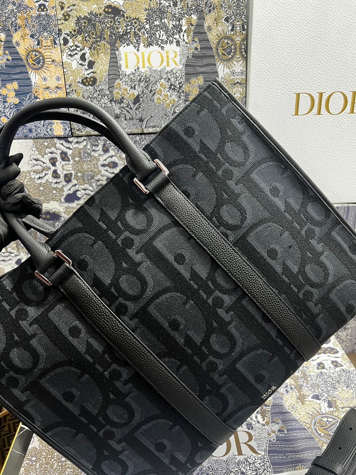 Christian Dior Negra Bordada con Piel