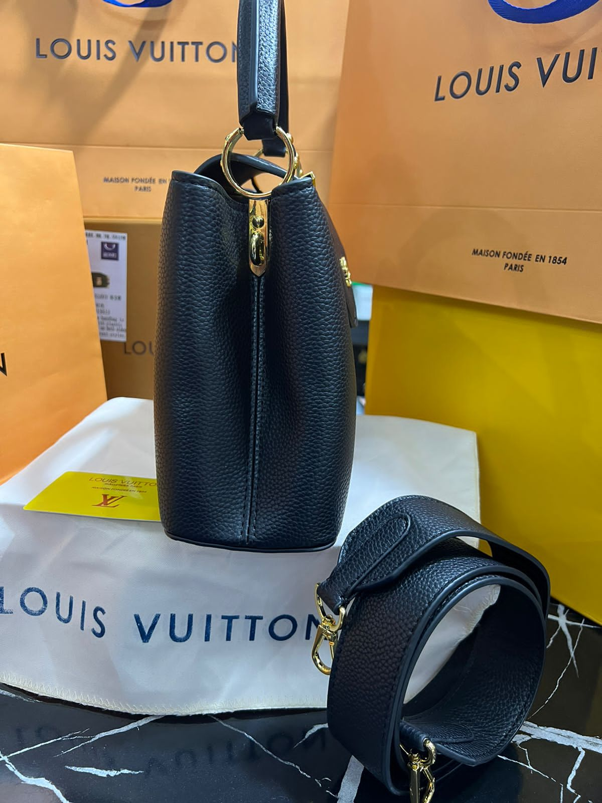 Louis Vuitton Capucine Negro Piel