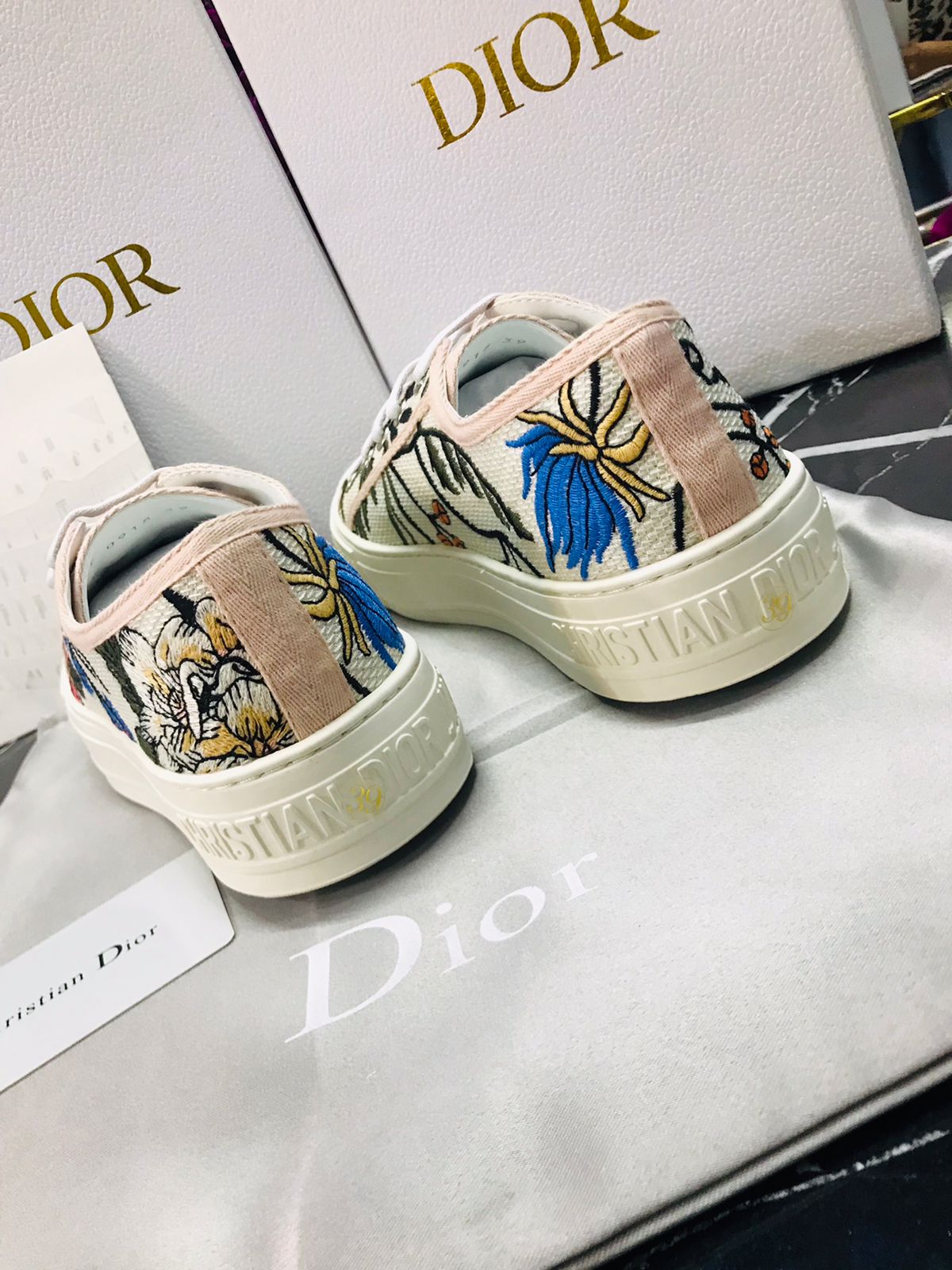 Christian Dior Tenis con texturas de flores