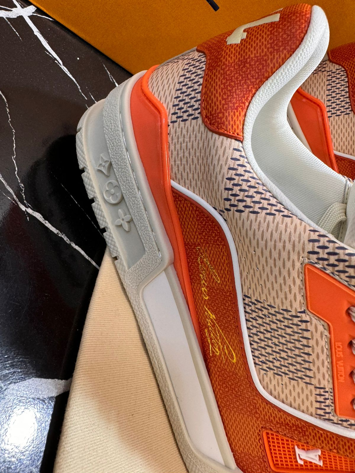 Louis Vuitton tenis blanco con naranja Caballero