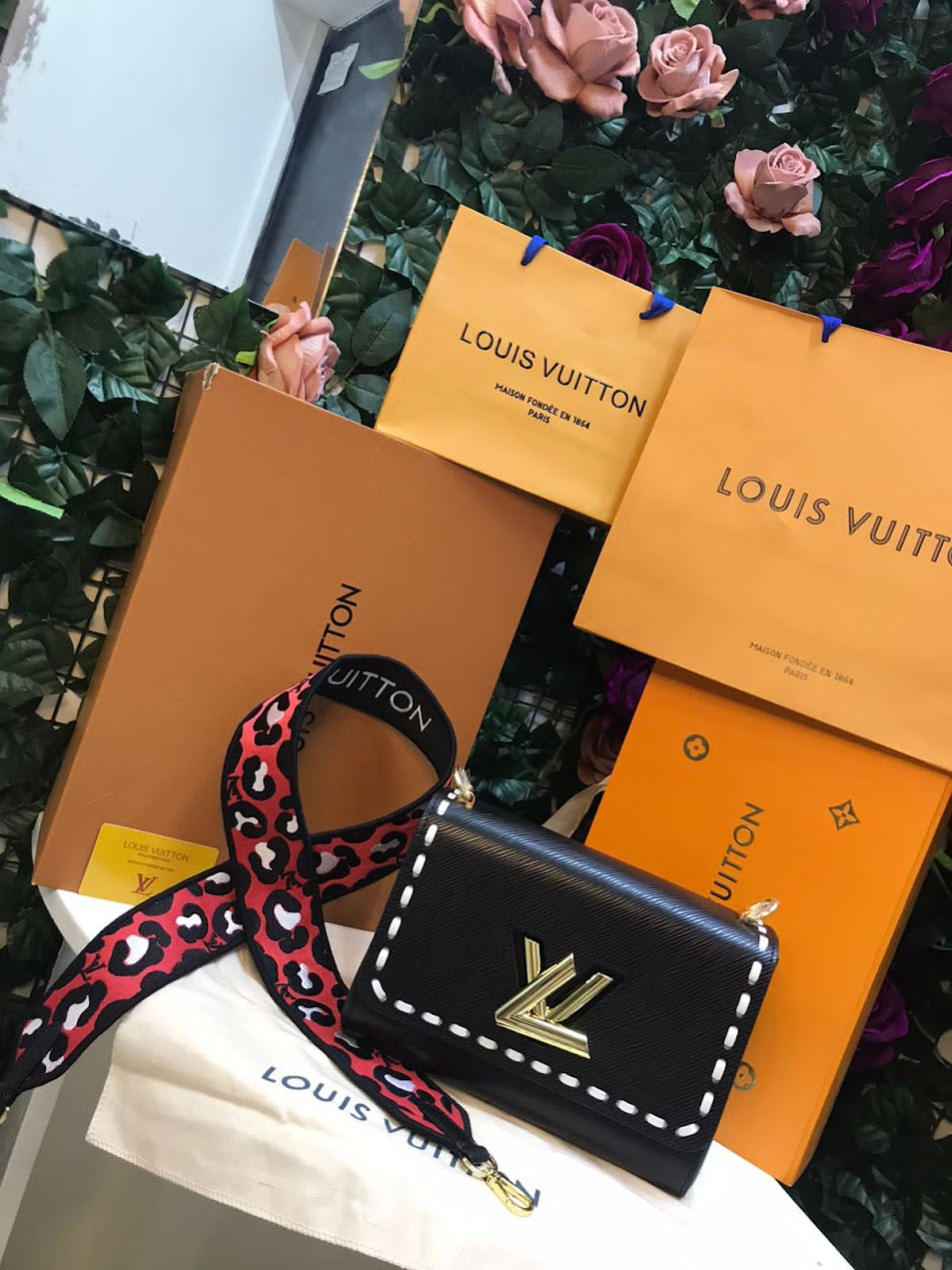 Louis Vuitton Negra con Bordados Plateados Pie