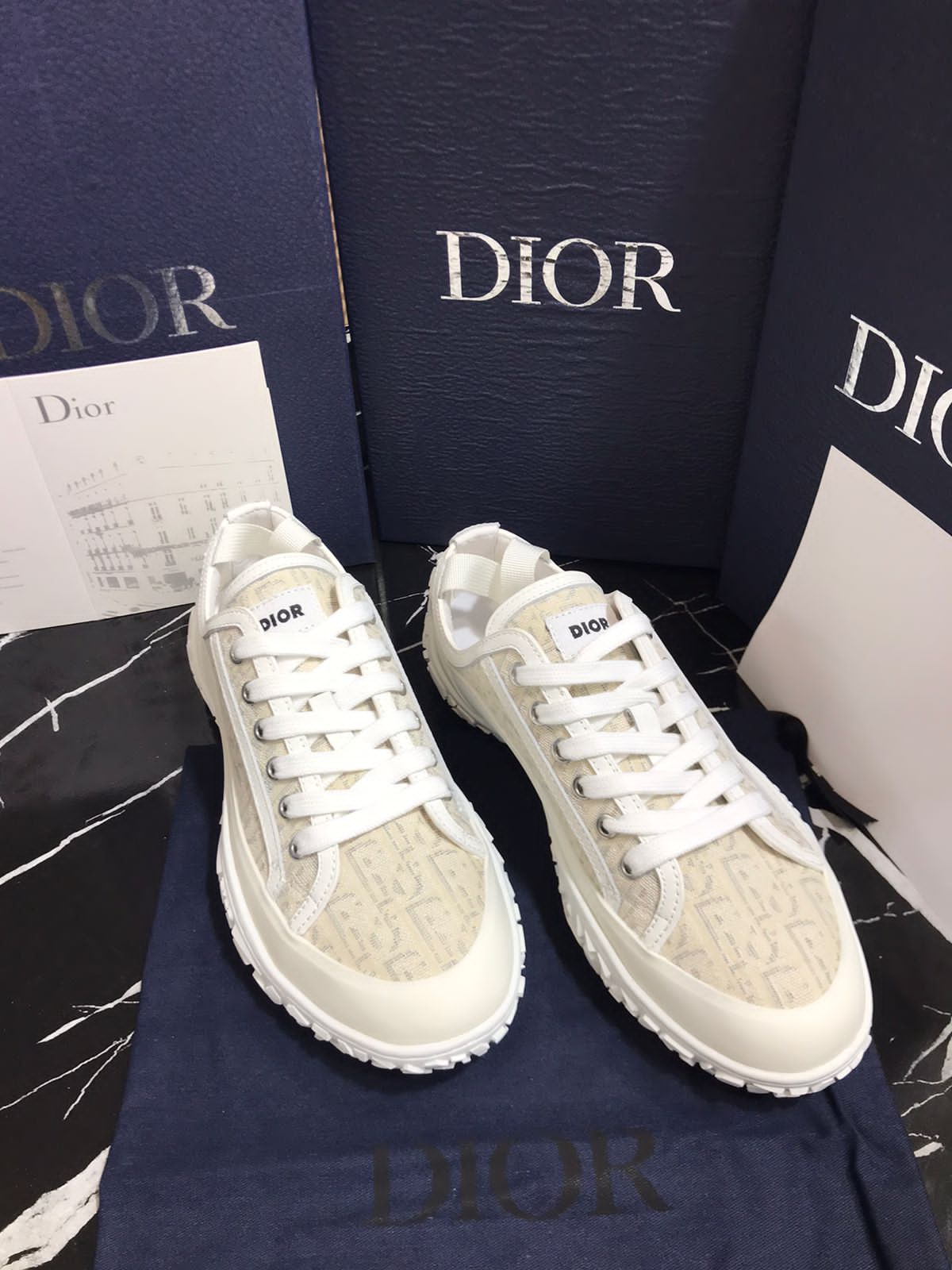 Christian Dior color crema Caballero