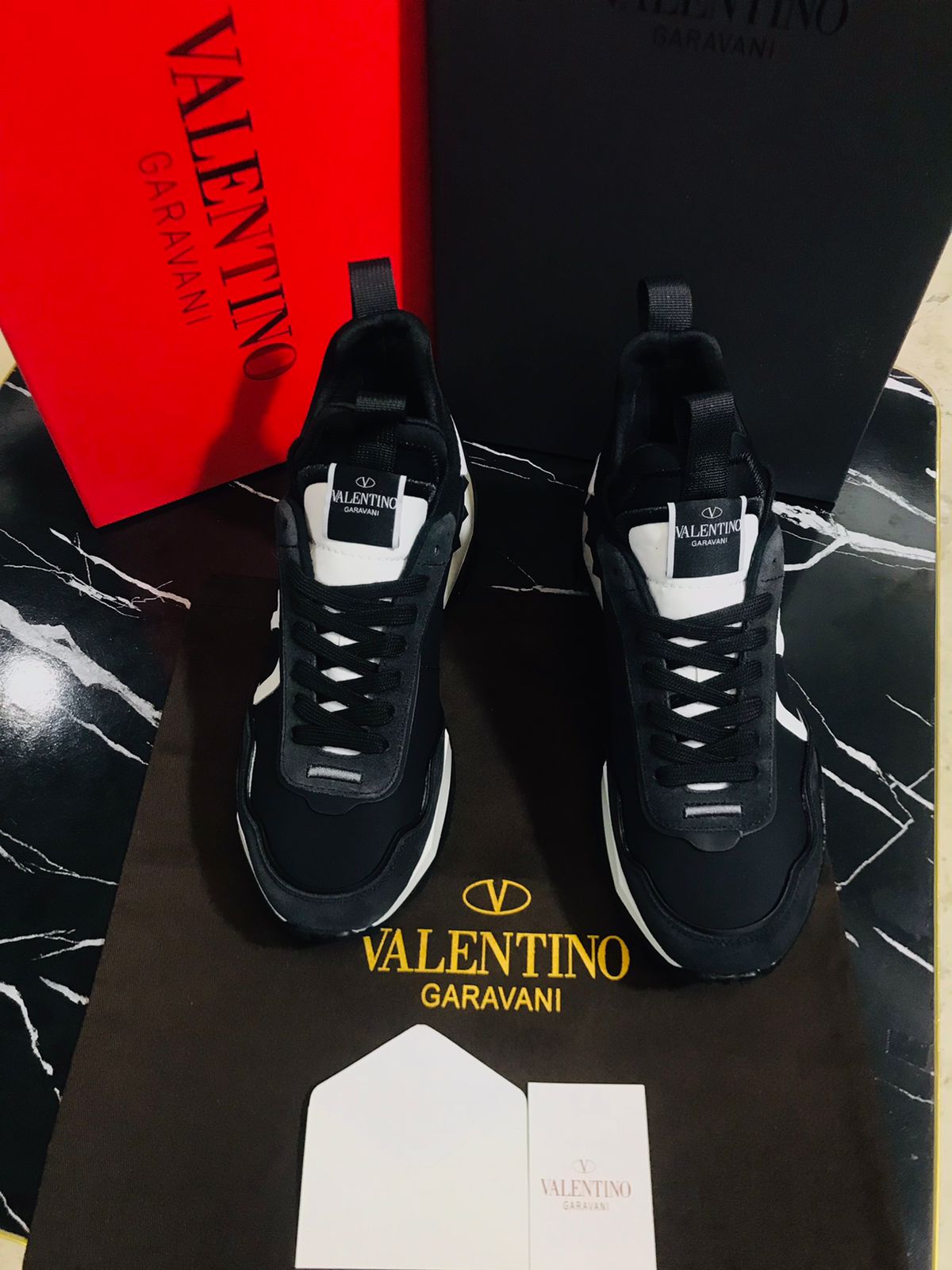 Valentino tenis negro con blanco Caballero