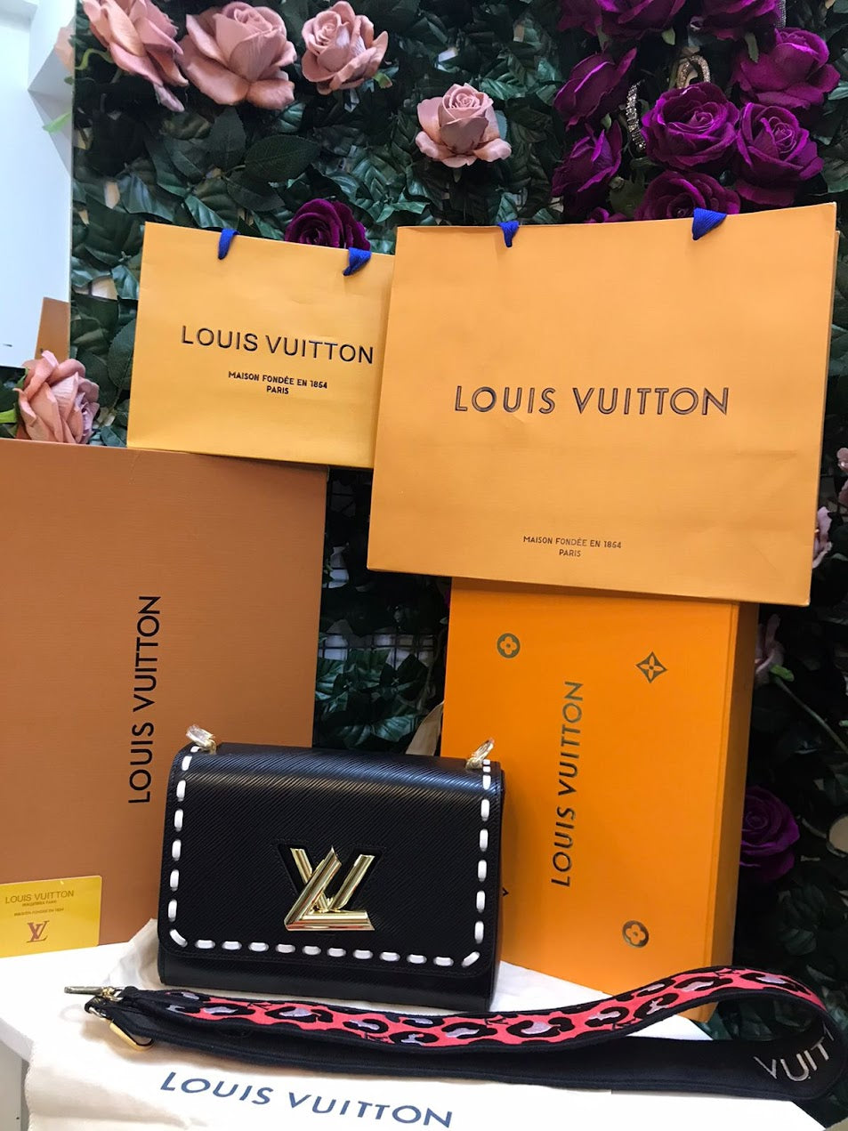 Louis Vuitton Negra con Bordados Plateados Pie