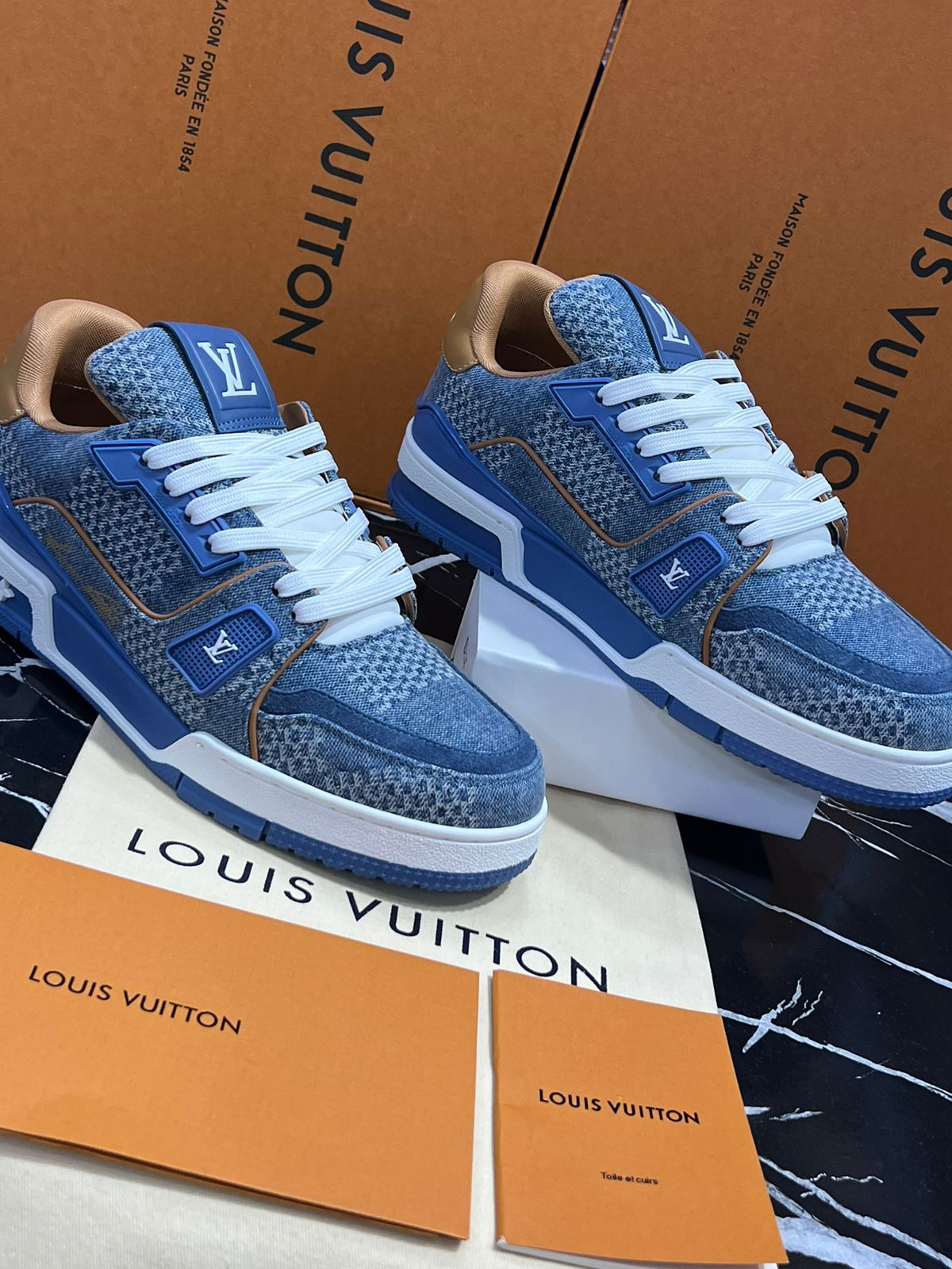 Louis Vuitton Tenis color gris con azul