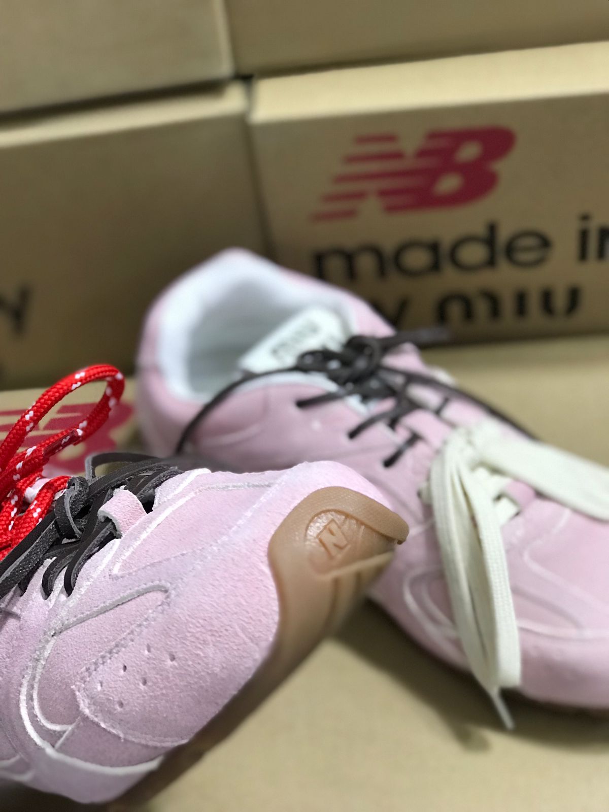 Miu miu colaboración New balance rosas