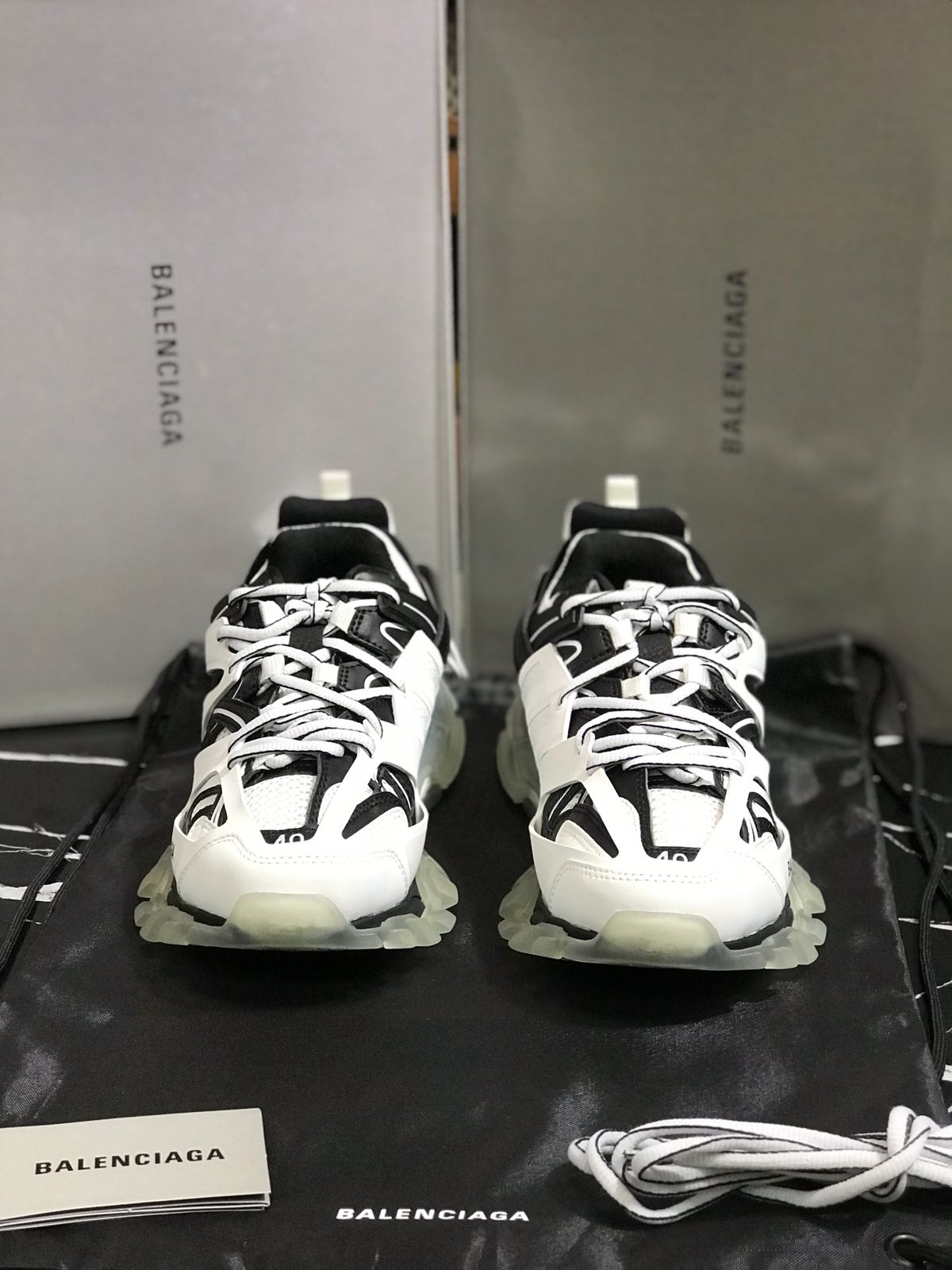 BALENCIAGA COLOR BLANCO CON NEGRO Caballero